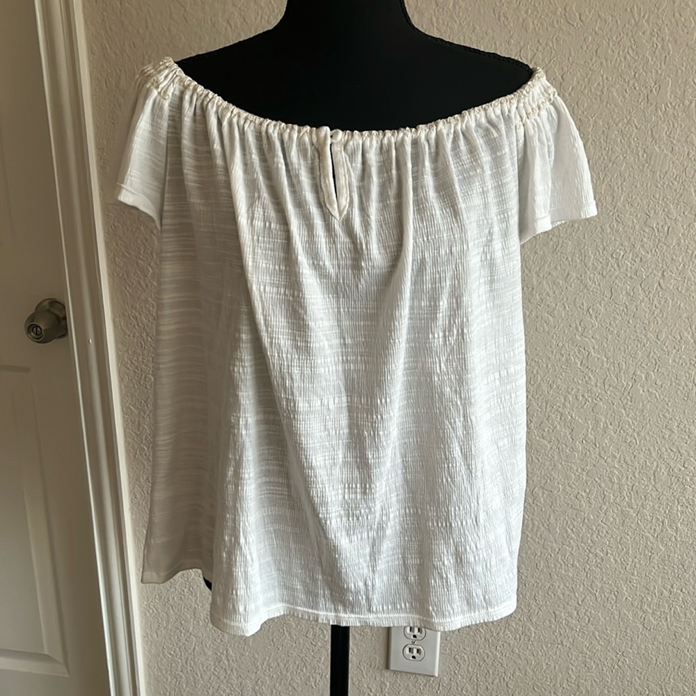Off the shoulder white light weight blouse. Stretchy!